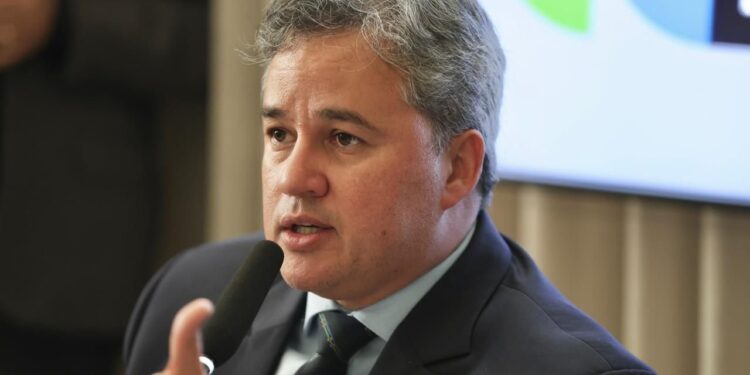 Efraim dispara sobre aliança entre políticos e facções: “Quem se junta com traficante não representa o povo, representa o crime”