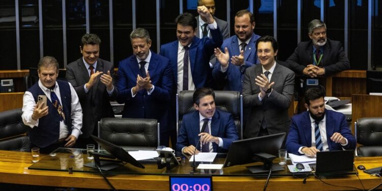 Câmara aprova isenção do IR para que ganha até R$ 5 mil; deputado paraibano é contra