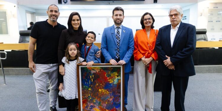 Michel Henrique concede Medalha da ALPB a Mateus Rosa, menino autista que terá obras expostas no Museu do Louvre