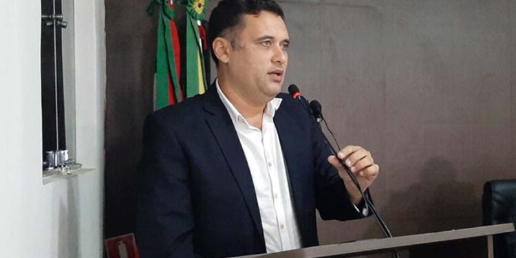 Neto Belino esclarece motivo para não pautar projeto de terreno para casas populares em Mamanguape