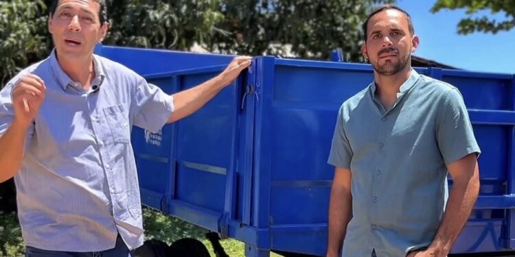 Prefeito Léo Bandeira entrega “Carroção” para agricultores da zona rural de Lucena