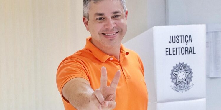 André Coutinho segue com reforma administrativa e exonera mais um secretário ligado a Vítor Hugo