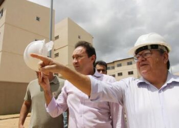 João Azevêdo reúne deputados do PSB e apresenta nome de Deusdete para o TCE