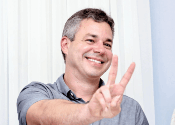 André Coutinho antecipa pagamento dos servidores municipais em homenagem ao Dia do Servidor Público, em Cabedelo