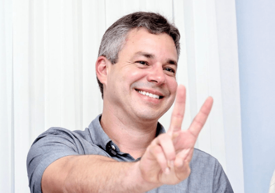 André Coutinho antecipa pagamento dos servidores municipais em homenagem ao Dia do Servidor Público, em Cabedelo