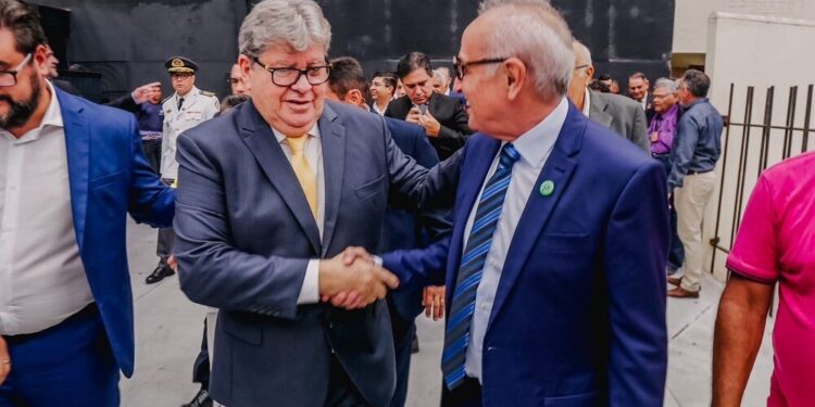 Cícero admite pela primeira vez que não votará mais em João Azevêdo para o Senado