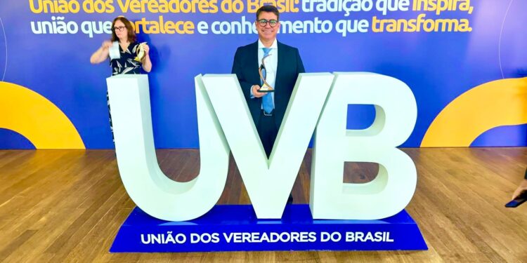 Dinho Dowsley recebe Troféu Destaque em Brasília pelo trabalho à frente da Câmara de João Pessoa