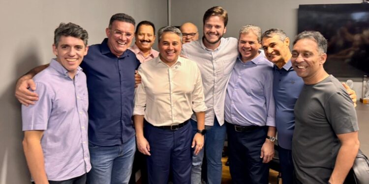 Racha no Clã Cunha Lima? Efraim aparece ao lado de Romero e Bruno em Campina, após aceno de Ronaldinho a Cícero