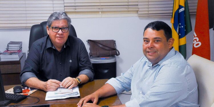 João Azevêdo exonera irmão de Diego Tavares do Turismo e nomeia aliado de Eduardo Carneiro