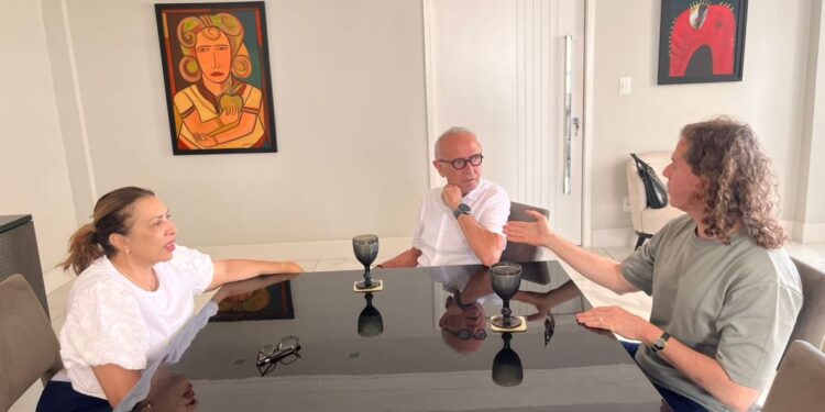 Cícero e Veneziano vão à mesa com Cida e oferecem vaga na majoritária ao PT