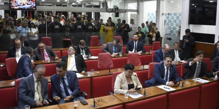 Sob protesto, CMJP rejeita projeto que proibia uso de recursos públicos em ocupações