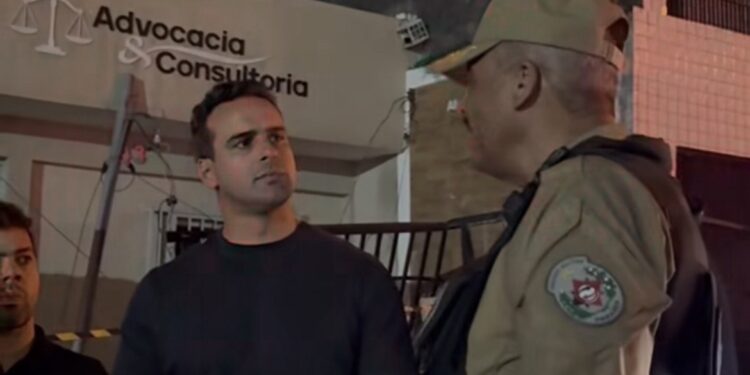 Lucas acompanha equipes durante a madrugada e coordena força-tarefa após rompimento de reservatório em Campina