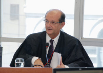 Desembargador Aluízio Bezerra diverge do relator e vota pela absolvição de André Coutinho; julgamento é adiado
