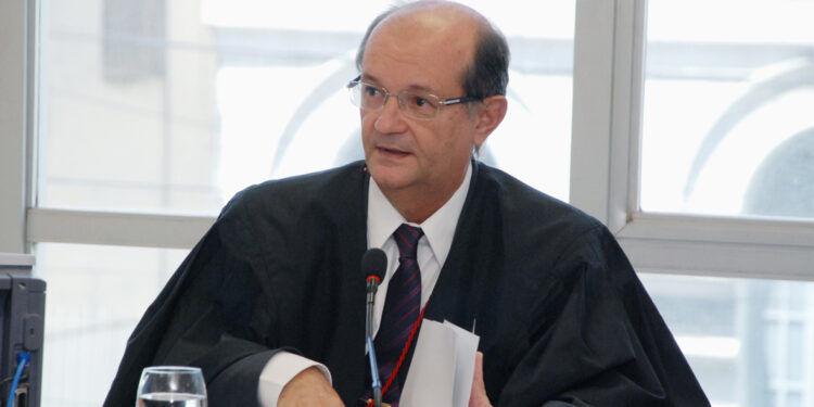 Desembargador Aluízio Bezerra diverge do relator e vota pela absolvição de André Coutinho; julgamento é adiado