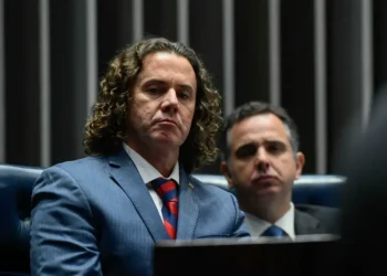 Veneziano se irrita com pré-campanha de Nabor e tenta ‘queimar’ Hugo Motta nos bastidores