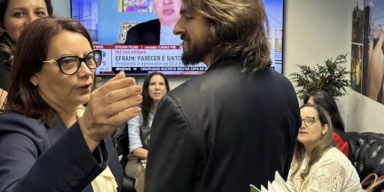 Cortejado por Cícero, Pedro visita Efraim em Brasília