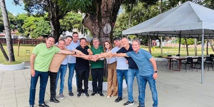 Adriano Galdino retira pré-candidatura ao governo e anuncia apoio a Lucas Ribeiro