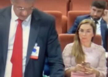 Rompida nos bastidores, ex-primeira-dama de Cabedelo assiste julgamento de André Coutinho na primeira fila do TRE