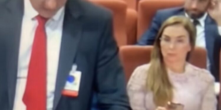 Rompida nos bastidores, ex-primeira-dama de Cabedelo assiste julgamento de André Coutinho na primeira fila do TRE