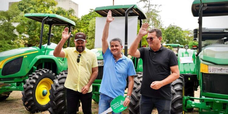 Para ajudar quem produz: Efraim entrega máquinas para fortalecer a agricultura em 15 municípios da Paraíba
