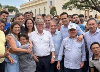 João e Nabor unem situação e oposição e isolam Veneziano em Cajazeiras