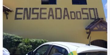 Carro oficial da prefeitura de Curral de Cima é flagrado em pousada no Litoral Sul