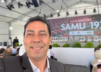 Prefeito de Lucena, Léo Bandeira encaminha PCCR dos servidores à Câmara