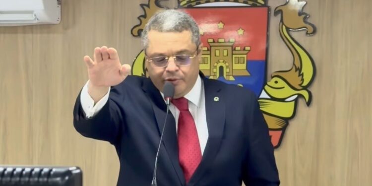 Presidente da Câmara de Cabedelo toma posse como prefeito interino e vai convocar novas eleições