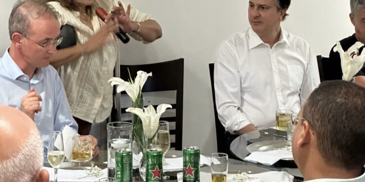 Em clima de confraternização, Cida Ramos reúne Camilo Santana e lideranças do PT em seu apartamento