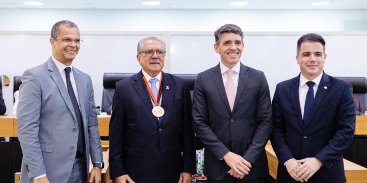 ALPB concede Medalha Epitácio Pessoa ao ex-conselheiro do TCE, Fernando Catão