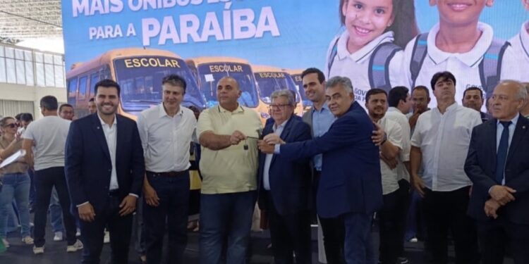 Deputado Márcio Roberto articula entrega de novo ônibus escolar para Bom Sucesso