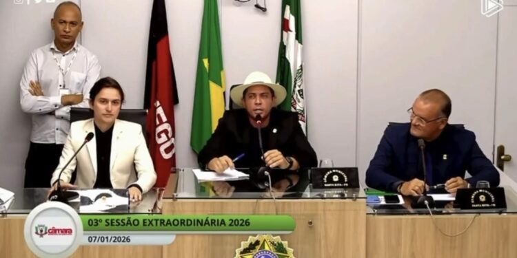 Em sessão tumultuada, vereador Epitácio Viturino denuncia suposto esquema no lixo de Santa Rita