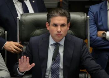 Hugo Motta rebate Veneziano e classifica declarações sobre Lula como “infantis”