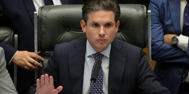 Hugo Motta rebate Veneziano e classifica declarações sobre Lula como “infantis”