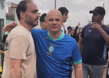 Em protesto à prisão de Bolsonaro, Cabo Gilberto se junta à caminhada liderada por Nikolas Ferreira rumo a Brasília