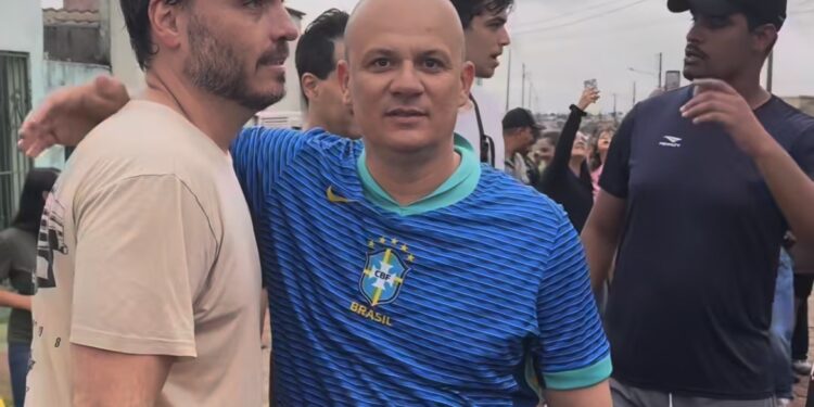 Em protesto à prisão de Bolsonaro, Cabo Gilberto se junta à caminhada liderada por Nikolas Ferreira rumo a Brasília