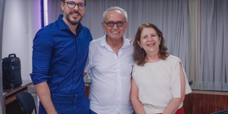 Próximo de oficializar aliança com Pedro, Cícero recebe apoio de oposição ligada ao ex-deputado