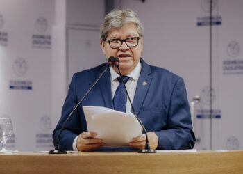 João Azevêdo anuncia reajuste de 10% nos salários de todos os servidores