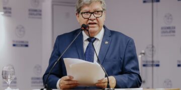 João Azevêdo anuncia reajuste de 10% nos salários de todos os servidores