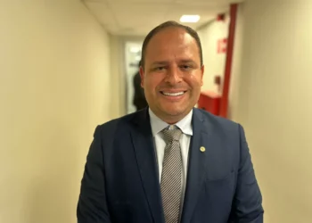 Bastidores: Após debandada de aliados, Eduardo Brito tenta recompor base e firma alianças em três cidades