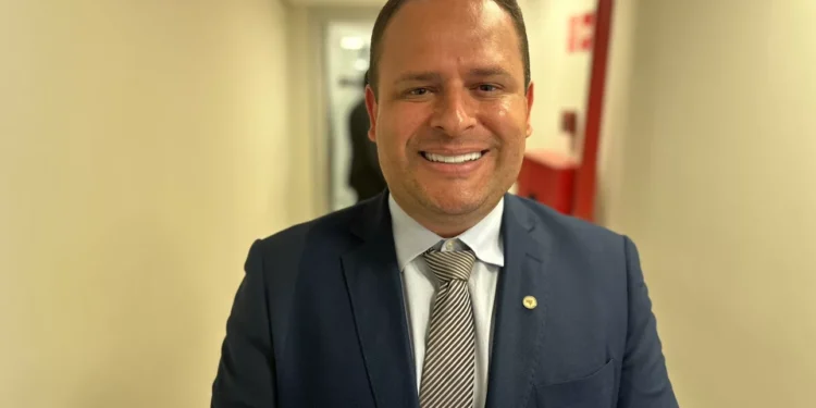 Bastidores: Após debandada de aliados, Eduardo Brito tenta recompor base e firma alianças em três cidades