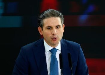 Hugo Motta encaminha PEC do fim da escala 6×1 à CCJ