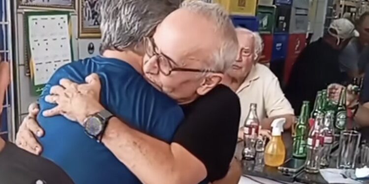 Em clima de pré-campanha, Cícero e Cássio aparecem juntos em bar na Capital