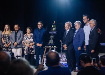 Teatro Municipal Ernani Sátyro é inaugurado em Patos com show de Petrúcio Amorim e presença de autoridades