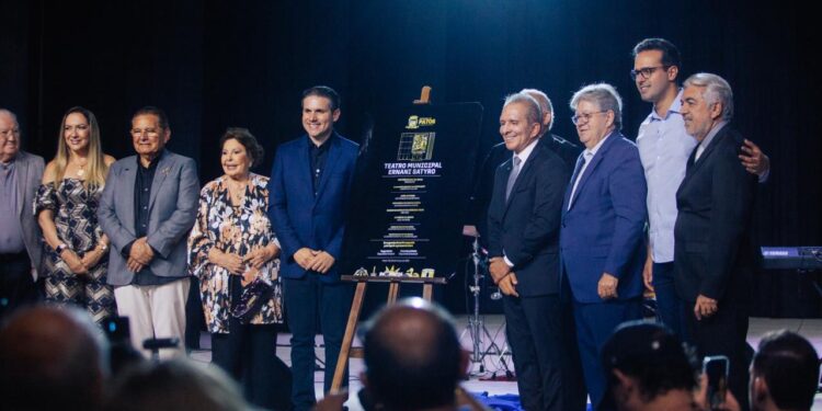 Teatro Municipal Ernani Sátyro é inaugurado em Patos com show de Petrúcio Amorim e presença de autoridades
