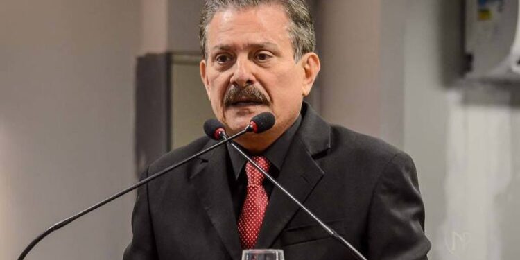 Tião acusa advogado de circular com ‘mala de bombons’ para tentar mudar votos para o TCE