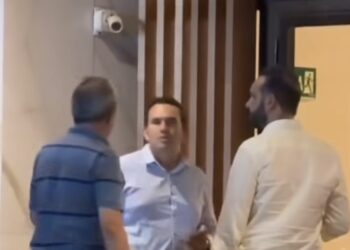 Jhony Bezerra é flagrado em frente ao edifício de Felipe Leitão e aumenta especulações de adesão a Cícero