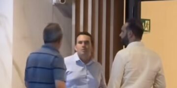 Jhony Bezerra é flagrado em frente ao edifício de Felipe Leitão e aumenta especulações de adesão a Cícero