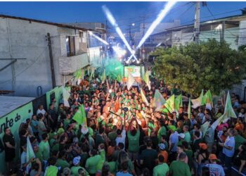 Edvaldo Neto faz história e leva milhares de pessoas ao Arrastão 70 no Recanto do Poço, em Cabedelo