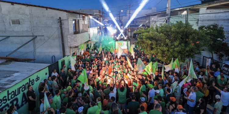 Edvaldo Neto faz história e leva milhares de pessoas ao Arrastão 70 no Recanto do Poço, em Cabedelo